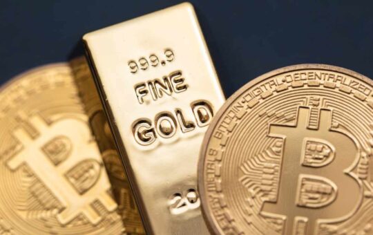 Peter Schiff Predicts Bitcoin ETF Bubble — Expects BTC to Crash When Gold Breaks Out